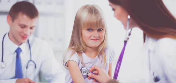 Médica examinando criança com estetoscópio no momento da cirurgia — Fotografia de Stock
