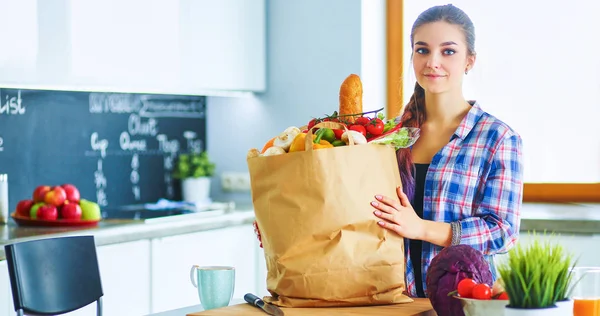 Молодая женщина держит сумку с овощами — стоковое фото