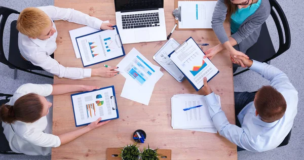 Zakenmensen zitten en discussiëren op zakelijke bijeenkomst, in functie — Stockfoto