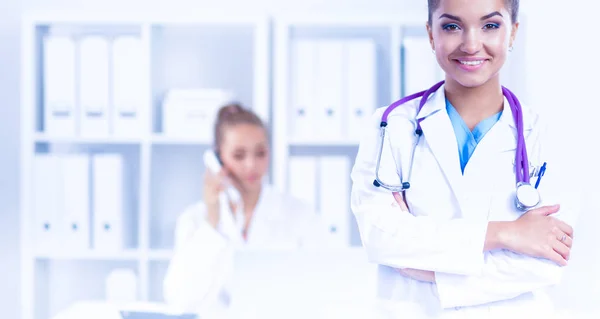 Portrait de jeune femme médecin avec manteau blanc debout à l'hôpital — Photo