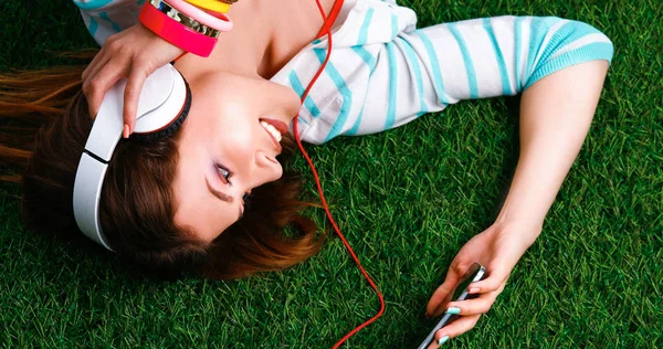 Mulher ouvindo a música — Fotografia de Stock