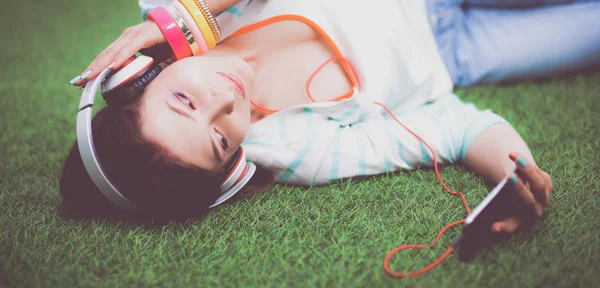 Vrouw die naar de muziek luistert — Stockfoto