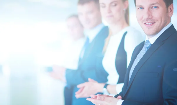 Lächelnde Geschäftsleute, die eine gute Präsentation im Büro beklatschen — Stockfoto