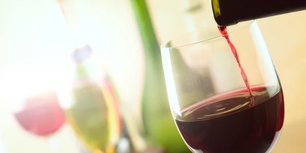 Ett glas vin och en flaska — Stockfoto