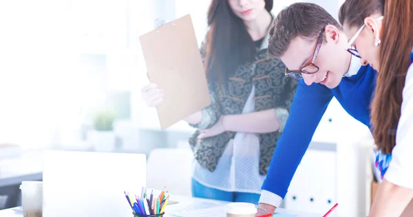 Jóvenes empresarios que trabajan en la oficina en un nuevo proyecto — Foto de Stock