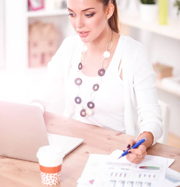 Porträt einer Geschäftsfrau am Schreibtisch mit Laptop — Stockfoto