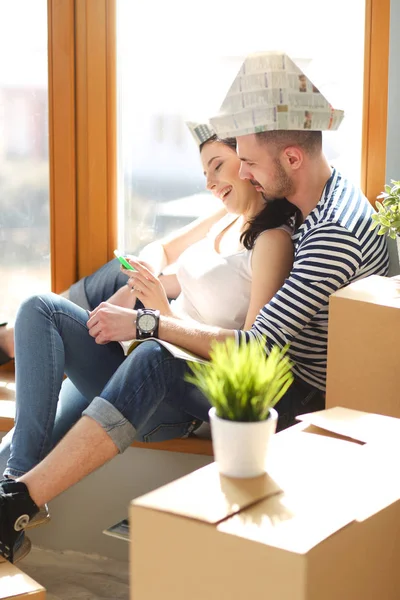 Casal a mudar-se para casa sentado no chão. Casal. — Fotografia de Stock