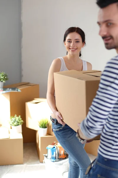 Glückliches junges Paar beim Auspacken oder Packen von Kartons und beim Einzug in ein neues Zuhause. junges Paar — Stockfoto