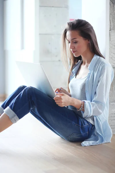 Młoda piękna kobieta w domu siedzi na podłodze z laptopa. Młoda kobieta piękny. — Zdjęcie stockowe