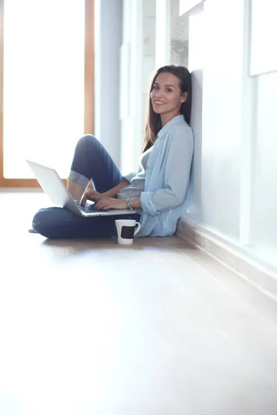Ung vacker kvinna hemma sitter på golvet med laptop. Ung vacker kvinna. — Stockfoto