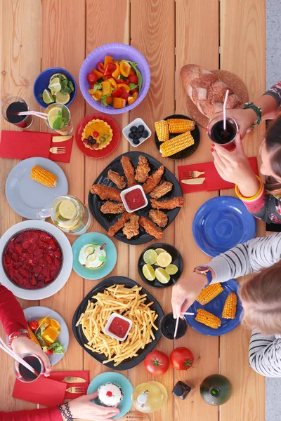 İnsanlar içecekler yemek masasında otururken. Masaya yiyecek. Masaya yiyecek. İnsanlar hızlı yemek yemek.