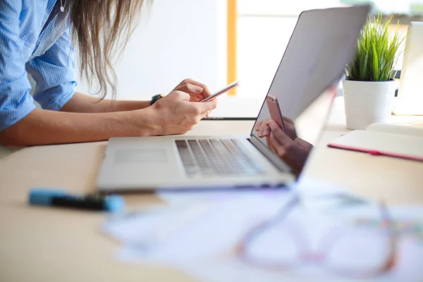 Belle jeune femme d'affaires assise au bureau et parlant sur un téléphone portable. Femme d'affaires — Photo