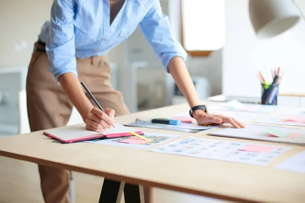 Young woman sitting at office table . Young woman. — Stock Photo, Image