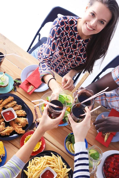함께, 책상에 앉아 세 여자입니다. 테이블에 음식입니다. 사람들이 먹는 패스트 푸드. — 스톡 사진