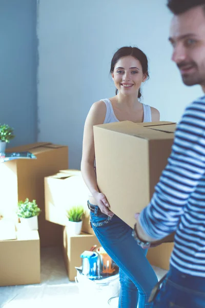 Glückliches junges Paar beim Auspacken oder Packen von Kartons und beim Einzug in ein neues Zuhause. junges Paar — Stockfoto