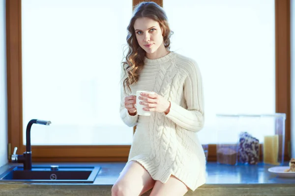 Porträt einer Frau mit einer Tasse Tee in der Küche. — Stockfoto