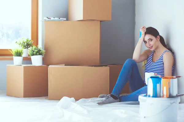 Mujer en un nuevo hogar con cajas de cartón. Mujer en la casa. —  Fotos de Stock