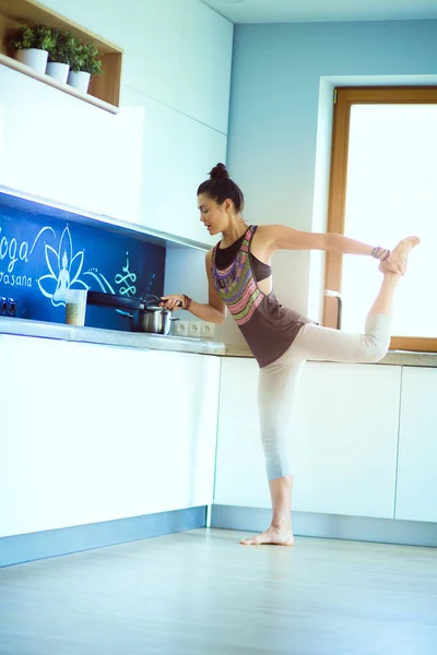 Chica de fitness cocinar alimentos saludables en la cocina. Una mujer. Cocina. Cocinar — Foto de Stock