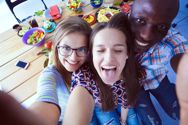 Groupe de personnes faisant du selfie pendant le déjeuner. Moi. Mes amis. Des amis sont photographiés pour manger — Photo