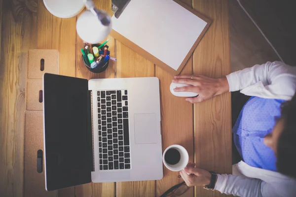 Masada oturan genç bir kadın..