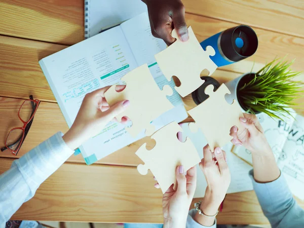 Close-up photo of businesspeople holding jigsaw puzzle. — Stock Photo, Image