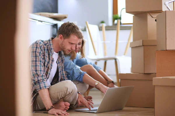 Pareja joven mudándose en casa nueva.Sentada y relajada después de desempacar. Pareja joven — Foto de Stock