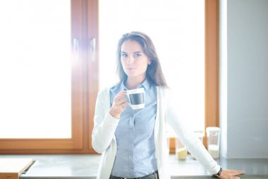 mutlu kadın evde Mutfakta çay içme. Kadın evde