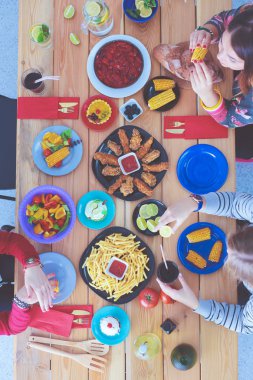 İnsanlar içecekler yemek masasında otururken. Masaya yiyecek. Masaya yiyecek. İnsanlar hızlı yemek yemek.