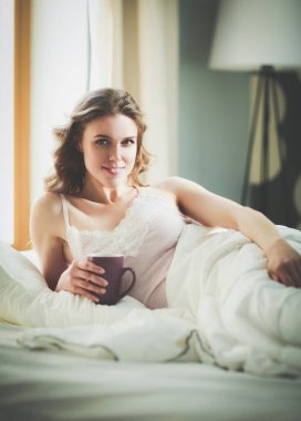 Genç kadın yatakta yatan ise kahve veya çay içme.