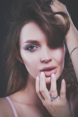 güzel narin kadın portresi. Portre. Güzellik. Göz alıcı bir görünüm.