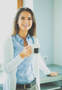 mutlu kadın evde Mutfakta çay içme. Kadın evde