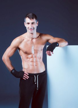 kaslı adam boş tutan.