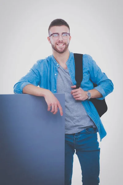 Portréja egy mosolygó férfi diák gazdaság üres tábla. Oktatási lehetőségeket. Főiskolai hallgató. — Stock Fotó
