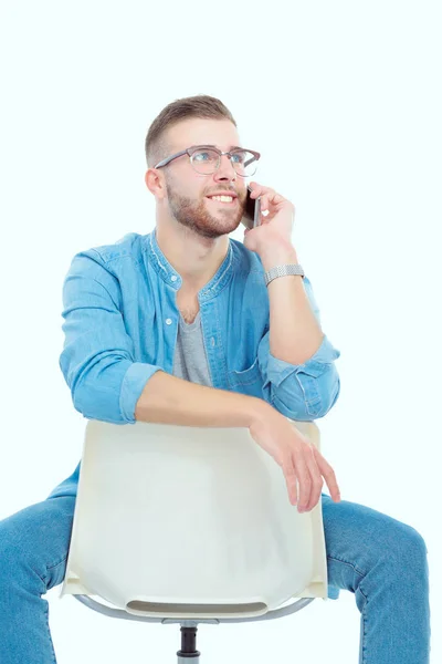 Joven sentado en la silla y usando el teléfono móvil. Startupper. Joven empresario . — Foto de Stock