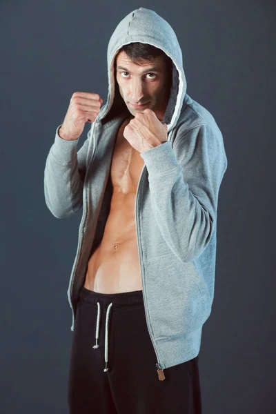 Genç adam boks pratik profil görünümü. Kişisel eğitmen. Kişisel eğitim. — Stok fotoğraf