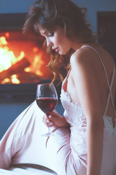 暖炉の前でセクシーな女性。木製の暖炉. — ストック写真