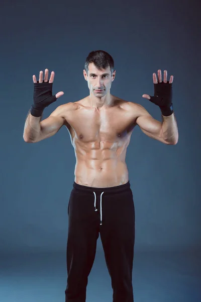 Retrato de mão embrulhando boxeador meio nu. Instrutor de fitness pessoal. Formação pessoal . — Fotografia de Stock