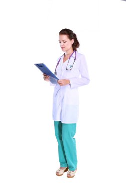 Hastanede üniformalı, gülümseyen bir kadın doktor.