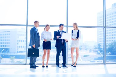 Başarılı iş takım ayakta Office gülümseyen