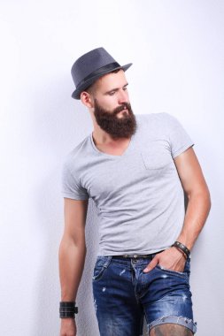 Ayakta, gri arka plan üzerinde izole yakışıklı adam portresi