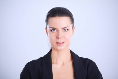 ayakta, gri arka plan üzerinde izole genç kadın