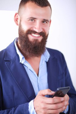 Ofiste masasının karşısında duran bir iş adamı ya da yönetici.