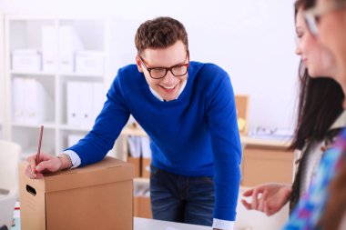 Yeni bir proje üzerinde çalışan genç iş adamları