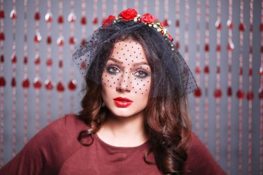 Saçında çiçekler olan güzel bir kadının portresi.