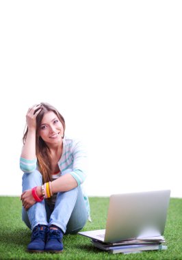 kadının okuma kitabı yeşil çimenlerin üzerinde oturur