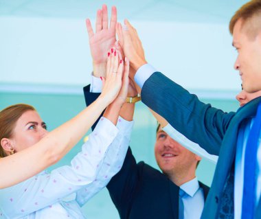 İş adamları kendi elleriyle birlikte bir daire içinde