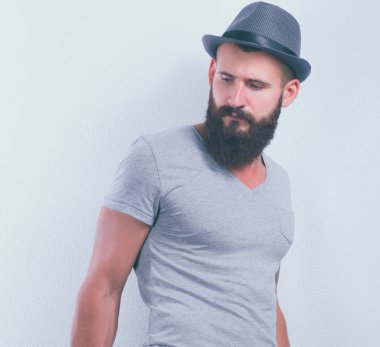 Ayakta, gri arka plan üzerinde izole yakışıklı adam portresi