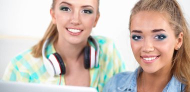 Laptop ile oturan iki genç kadın