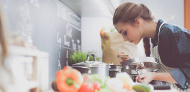 Mutfakta masada oturan genç kadın.