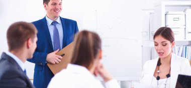 İş adamları iş toplantısında oturup tartışıyor.